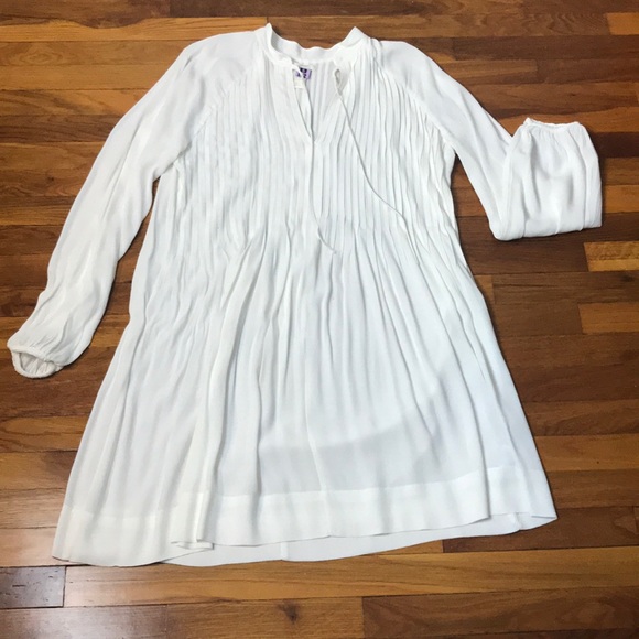 H&M Dresses & Skirts - Cream Pleated H&M Shift Dress w/ Keyhole Collar